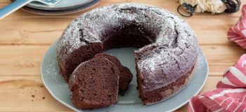 طرز تهیه کیک ماست شکلاتی خوشمزه و ساده؛ کیکی نرم و پوک برای عصرانه
