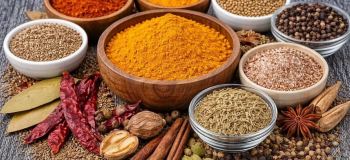 طرز تهیه ادویه کاری خانگی؛ ترکیب خوش عطر و حرفه ای برای مرغ، خورشت و غذاهای هندی