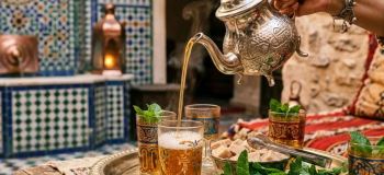 چای مراکشی؛ نوشیدنی خوش عطر و اصیل با طعم نعناع + خواص و طرز تهیه سنتی در خانه