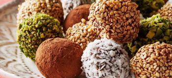 طرز تهیه ترافل خرما با بیسکویت و گردو؛ شیرینی خوشمزه و بدون فر در چند دقیقه