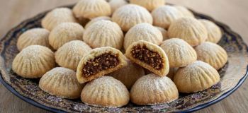 طرز تهیه کلوچه عربی خوشمزه و ساده به روش سنتی؛ شیرینی معطر جنوب با زیره و رازیانه