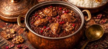 طرز تهیه خورش فسنجان با گوشت قلقلی به روش گیلانی؛ راز خورشی تیره، غلیظ و جاافتاده مثل غذای مادربزرگ ها