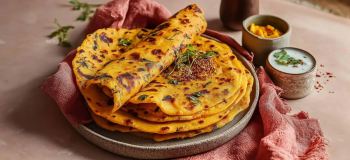 طرز تهیه نان شنبلیله سنتی و خوشمزه خانگی؛ نانی معطر با عطر دل انگیز سبزی های محلی
