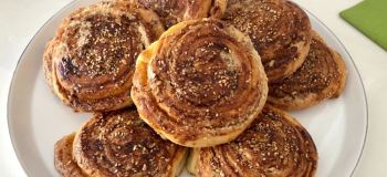 طرز تهیه رول ارده خانگی؛ شیرینی خوشمزه و مجلسی با عطر کنجد و دارچین
