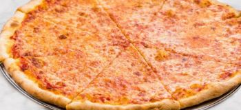 طرز تهیه پیتزا نیویورکی خوشمزه و ساده به روش رستورانی؛ با خمیر نازک و پنیر کش دار