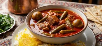 طرز تهیه خورش بامیه و بادمجان مجلسی؛ خورشتی جاافتاده و خوش عطر با طعمی بی نظیر