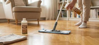 نحوه تمیز کردن پارکت بدون آسیب رساندن به آن؛ ترفندهای ساده برای درخشندگی و افزایش عمر کف پوش