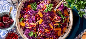طرز تهیه سالاد انار و کلم قرمز رستورانی؛ سالادی مجلسی، خوش رنگ و ترد برای مهمانی ها