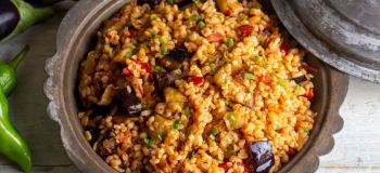 طرز تهیه بلغور پلو ترکیه ای با بادمجان؛ غذای خوش عطر و خوشمزه ای که عاشقش می شوید!