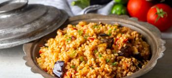 طرز تهیه بلغور پلو ترکیه ای با بادمجان؛ پلویی خوش عطر و مجلسی به سبک ترکیه