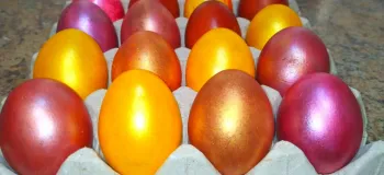 چگونه می توان به زیبایی تخم مرغ را بدون رنگ برای عید رنگ کرد! (تخم مرغ طلایی)