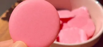 دسر لیمو و توت فرنگی با ۲ ماده اولیه / دستور پخت سریع و بدون تخم مرغ و آرد!