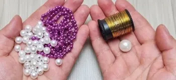 ببینید با یه مروارید بزرگ و مرواریدهای ریز صورتی و سفید چی درست کردم!