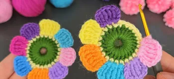 بامزه ترین ایده ی تکه کاموا! چطور یک جاکلیدی گل قلاب بافی رنگارنگ را قدم به قدم ببافیم!