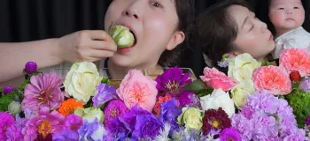 خوردن گل به سبک موکبانگ/ پدیده ای عجیب و جذاب!