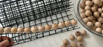 ببینید با نخ کردن مهره های چوبی روی سیم باغبانی چه کار کردم!