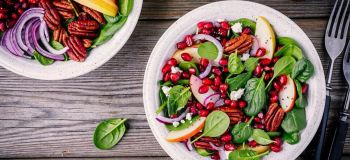 سالاد اسفناج و انار پاییزی؛ یک بشقاب خوش رنگ با طعم ترش و شیرین!