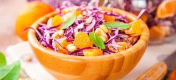 سالاد کلم بنفش ترش و شیرین؛ یک بشقاب رنگی و خوش طعم برای پاییز