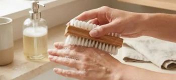 خداحافظی با بوی پیاز و سیر در یک دقیقه؛ ۷ ترفند ساده با وسایل داخل آشپزخانه!