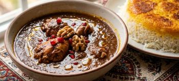 مرغ با سس انار و گردو؛ طعم دل چسب فسنجان با روشی ساده تر و سریع تر