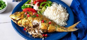 ماهی شکم پر با سبزی؛ راز یک غذای مجلسی شمالی با عطر سبزی های محلی و رب انار