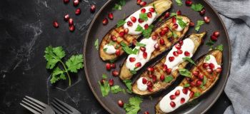 بادمجان کبابی با سس ماست و گردو؛ پیش غذایی خوشمزه و مجلسی با عطر دودی!