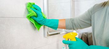 ترفند براق کردن کاشی حمام با لیمو؛ روشی ساده برای درخشندگی بیشتر و تمیزی گوشه ها