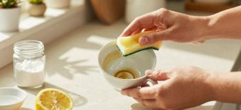 قوری و فنجان چای را مثل روز اول تمیز کنید؛ ۷ ترفند ساده برای از بین بردن لکه های قهوه ای!