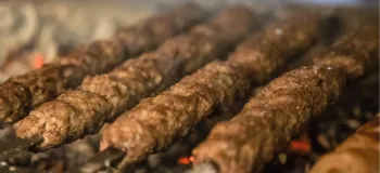 چگونه کباب را دوباره گرم کنیم؟ راهنمای کامل گرم کردن کباب با مایکروفر، اجاق گاز و فِر