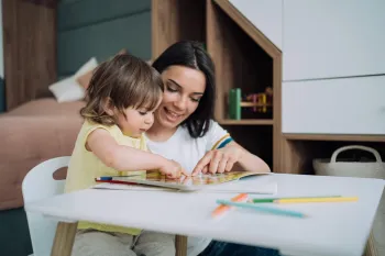 چرا استخدام پرستار کودک در منزل بهترین تصمیم برای والدین شاغل است؟