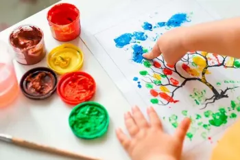 رنگ انگشتی چیست و چرا برای کودکان مفید است؟