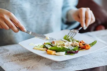حکم خوردن غذا در رستوران غیر مسلمان چیست ؟