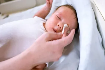 آیا شستشوی چشم نوزاد با شیر مادر موثر است؟