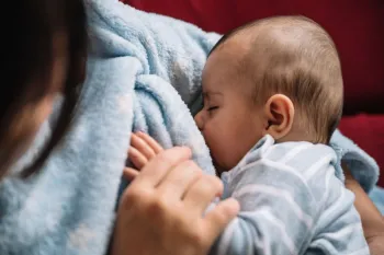 روش های موثر برای تشویق نوزاد به گرفتن سینه مادر