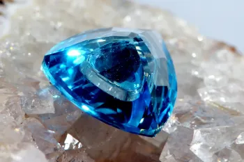سنگ توپاز چیست؟ معرفی انواع و کاربرد سنگ توپاز (Topaz)