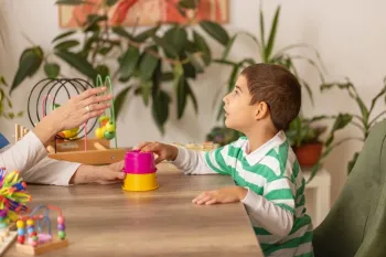 نگاهی به تفاوت لکنت ، با تاخیر در گفتار در کودکان