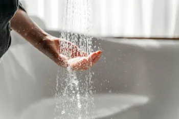 غسل فلق : اهمیت، نحوه انجام و آثار روحی این عمل عبادی