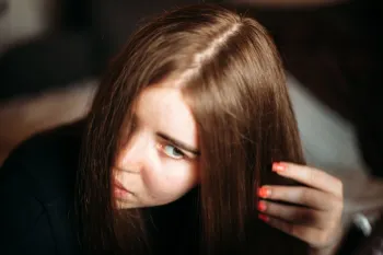 علت چرب شدن موها بعد از کراتین و راه های پیشگیری