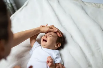 لرزش بدن کودک هنگام تب چه علتی دارد ؟ آیا نشانه خطر است ؟