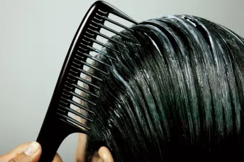آیا شانه کردن موها در حمام درست است؟
