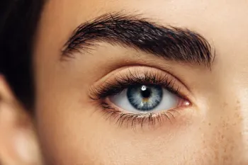 تقویت ابرو با وازلین / راهکار ساده برای ابروهای پرپشت و زیبا