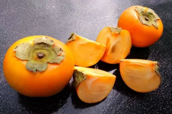آیا خرمالو برای معده ضرر دارد؟ بررسی خواص و مضرات این میوه پاییزی