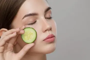 فواید بی نظیر ماسک خیار و گلاب برای جوانسازی پوست