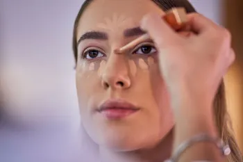 لوازم آرایش روشی موثر برای برطرف کردن خستگی چهره