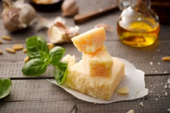 پنیر پارمسان طلای سفید آشپزی ایتالیایی و کاربردهای آن در غذا