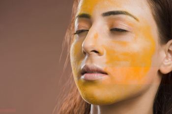 ماسک زردچوبه و ماست؛ راز پوستی درخشان و بدون لک