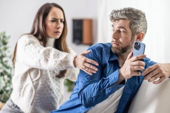 توهم خیانت همسر؛ نشانه ها، دلایل و راه های درمان