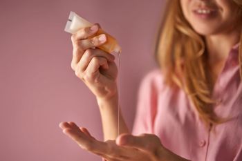خواص گلیسیرین برای مو: مرطوب کننده طبیعی، تقویت و درخشندگی