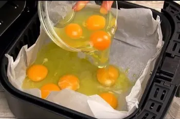 طرز تهیه صبحانه رستورانی با تخم مرغ در هواپز