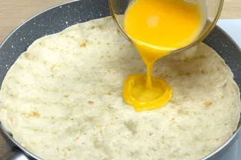 طرز تهیه صبحانه رستورانی با تخم مرغ و نان در ماهیتابه